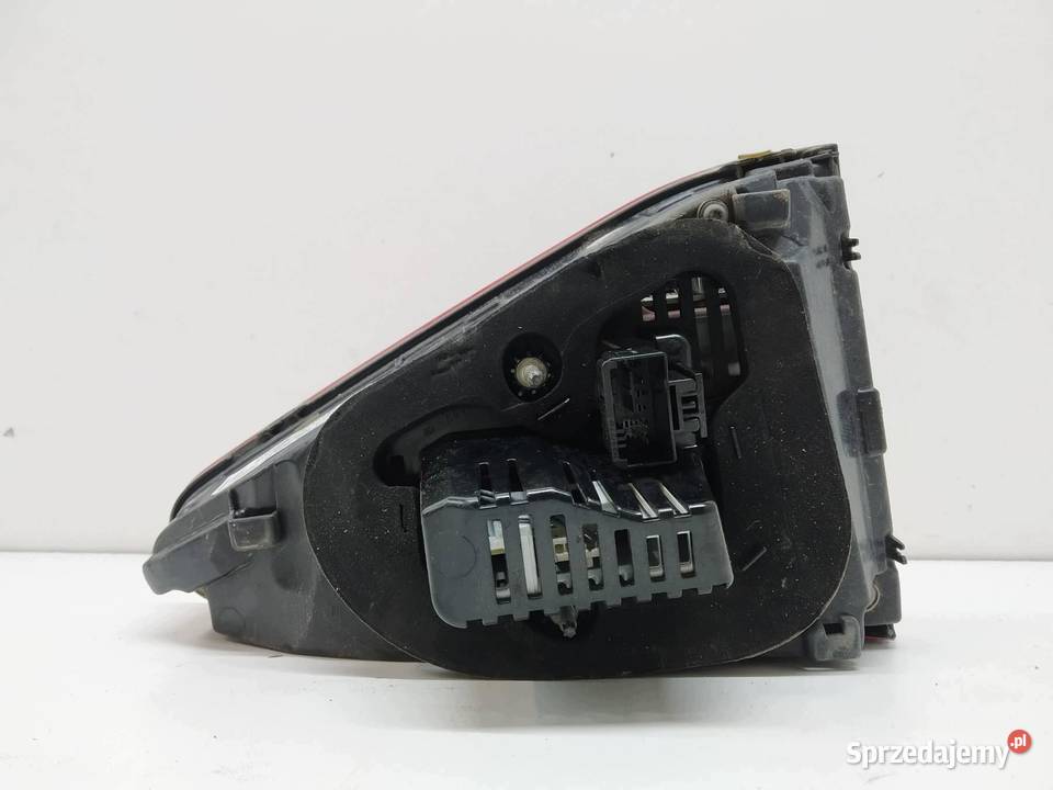 LAMPA TYŁ W KLAPĘ PRAWA EUROPA LED 5TA945308B VW