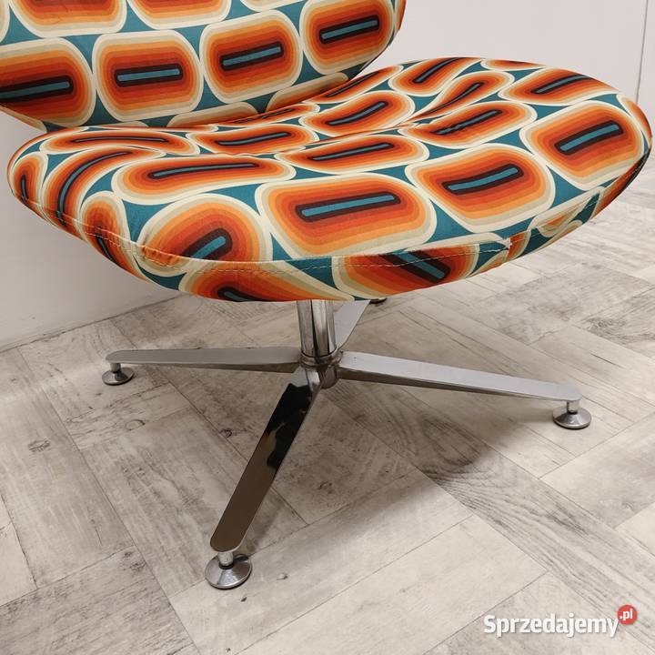 fotel z podnóżkiem w stylu duńskiego modernizmu Meble Radomsko
