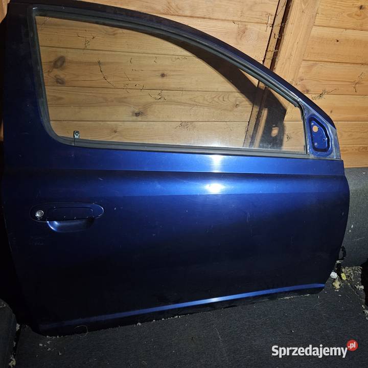 Toyota Yaris 1 lak 8K8 drzwi prawe bez rdzy do