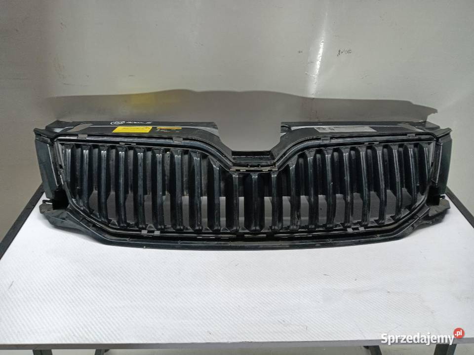 GRILL ATRAPA ZDERZAKA SKODA OCTAVIA III