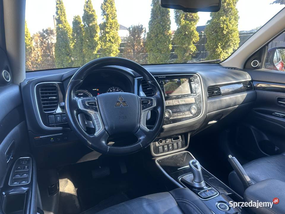 Mitsubishi Outlander PHEV zasięg 32 bogata