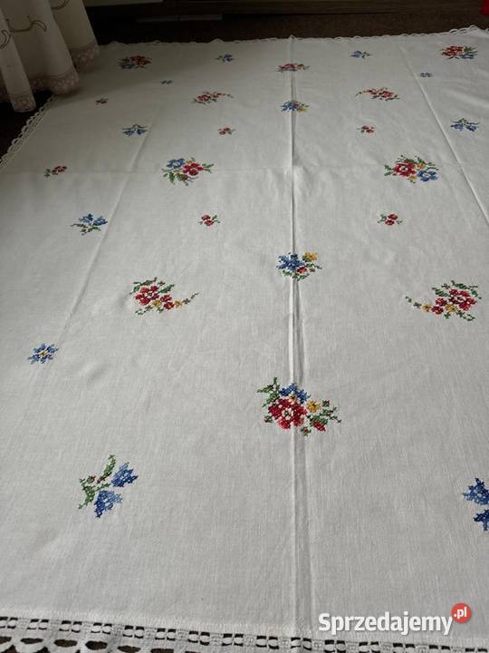 obrus ręcznie haftowany z koronkami rękodzieło Zabrze