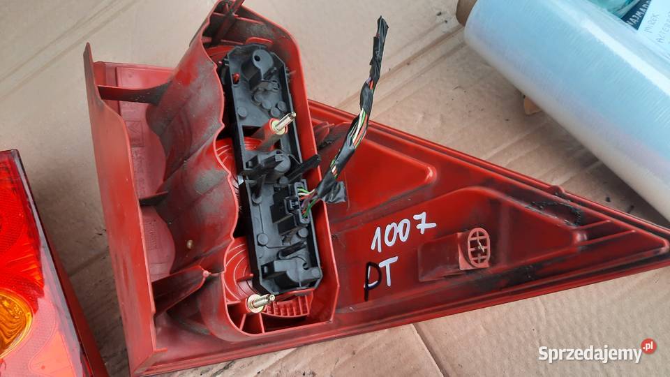 lampa prawa lewa tył tylna peugeot 1007
