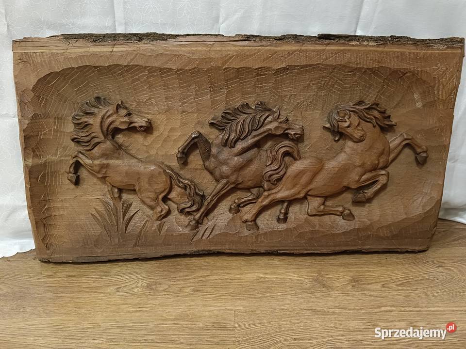Duża płaskorzeźba w drewnie Konie w szale