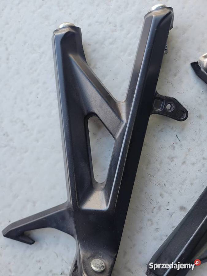 Suzuki gsx 8 R S podnóżek set prawy lewy Nowy Tomyśl sprzedam