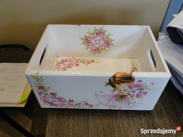 Otwarty kufer pojemnik decoupage z dziewczynką