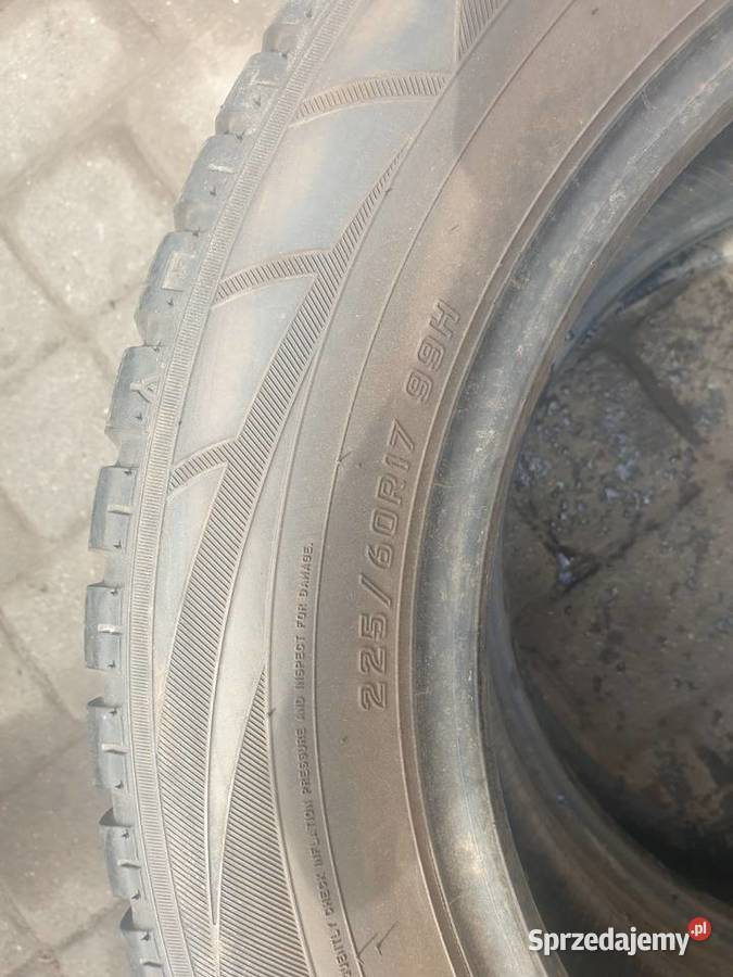 Dwie sztuki opon zimowych 22560 R17 5mm bieżnika Dobre Miasto