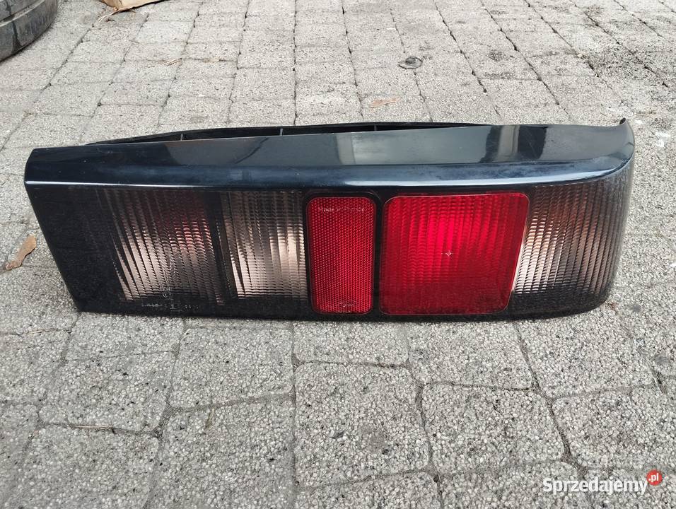 Lampa Ford Sierra prawy tył Sedan Black wkład Kamieniec
