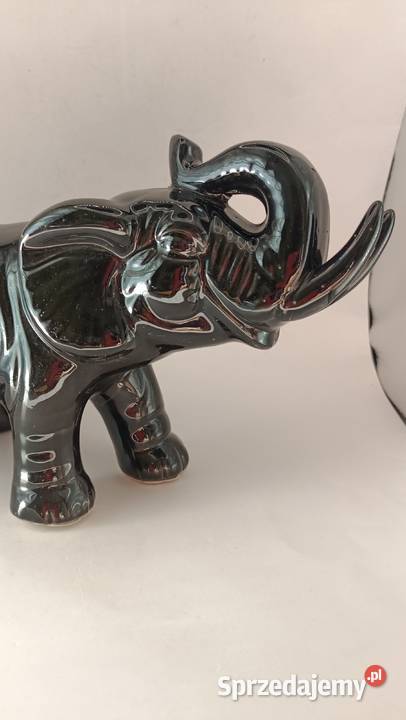 Duży czarny słoń z trąbą do góry i krocząca Figurki i rzeźby lubelskie Zamość