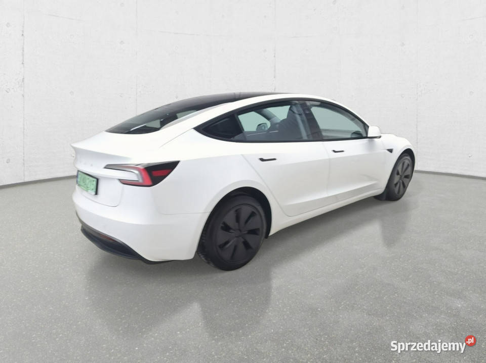 Tesla Model 3 Komorniki