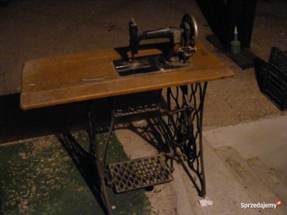 Stara maszyna do szycia Naumann na podstawie mas