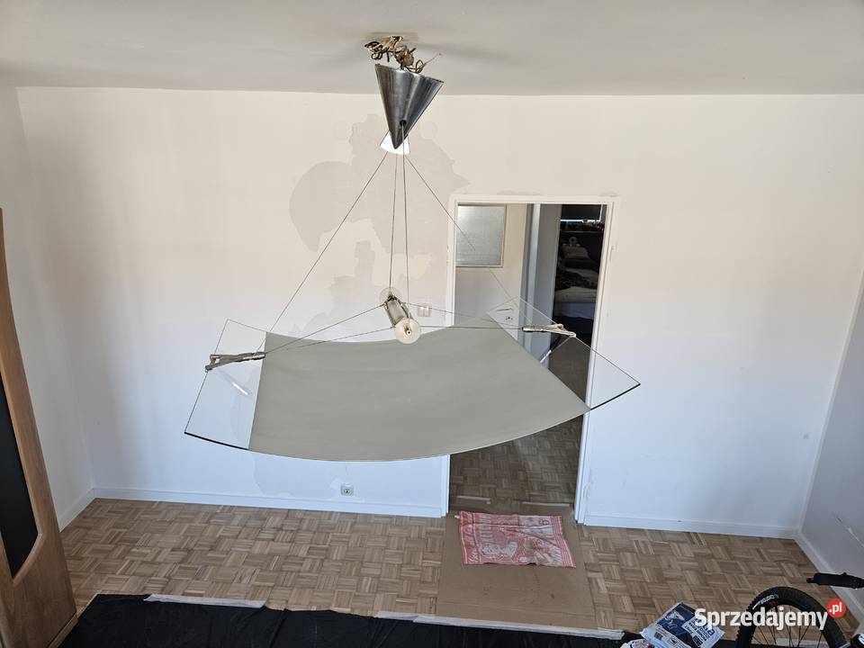 Lampa sufitowa z wiszącą taflą szkła