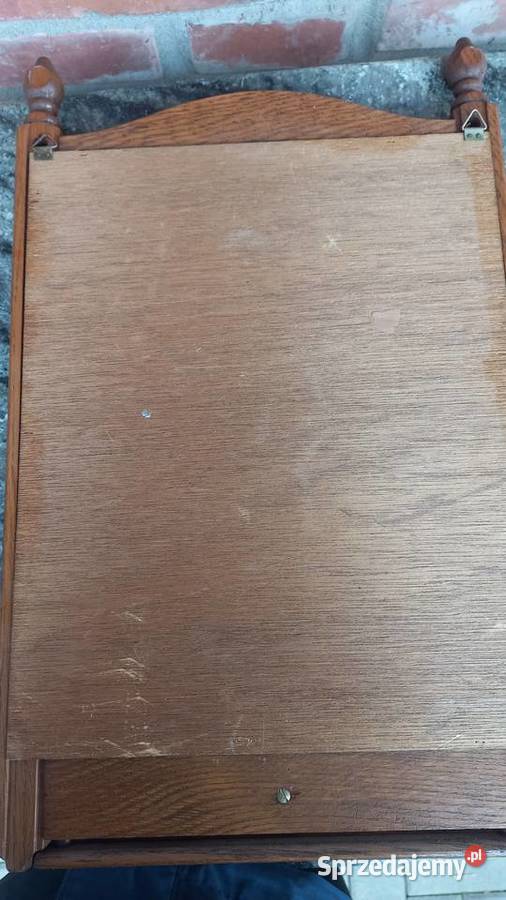 Lustro w drewnianej ramie ze szkatułką schowkiem