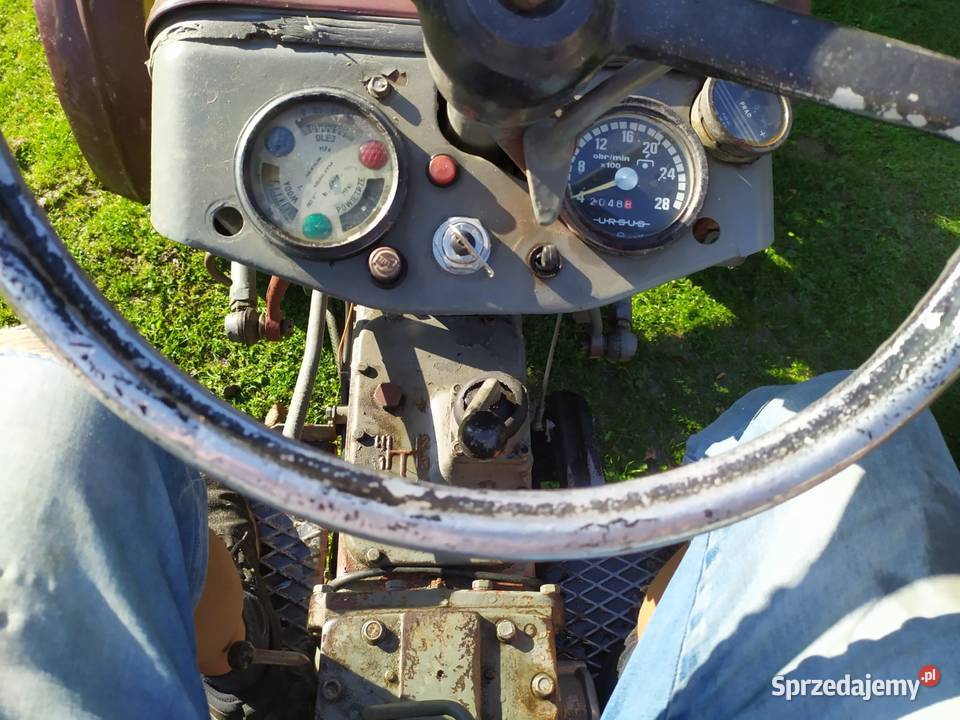 Ciągnik Ursus C330 z wozem Trzebunia