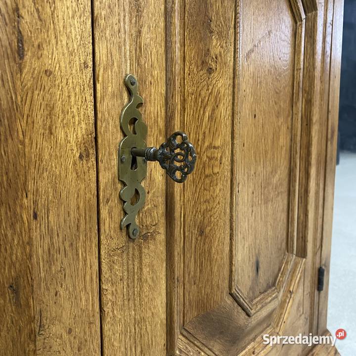 Klasyczna narożna witryna dębowa w rustykalnym zachodniopomorskie Budno