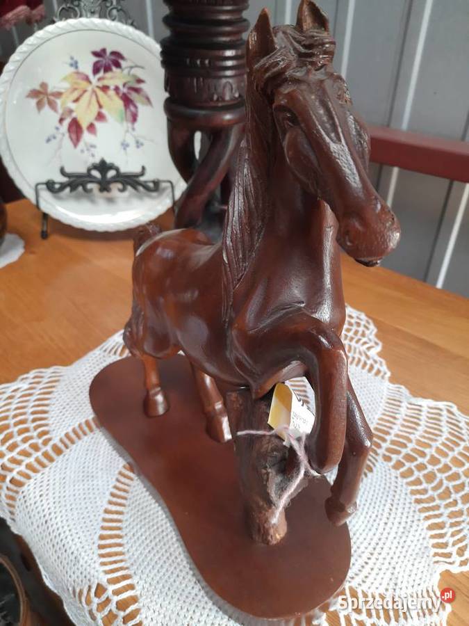 duża figurka konia z drewna sandałowego