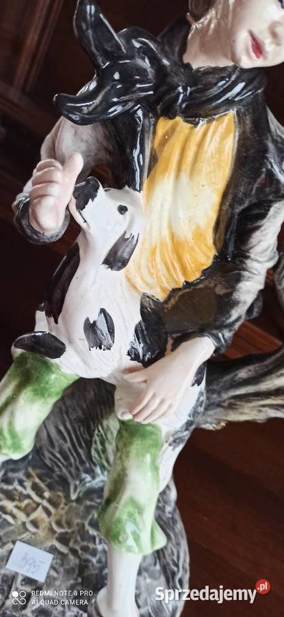 Siedzący chłopiec z pieskiem Figurka bez Gdańsk