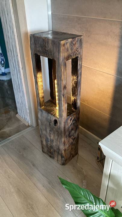 Lampa stojąca z beli drewna