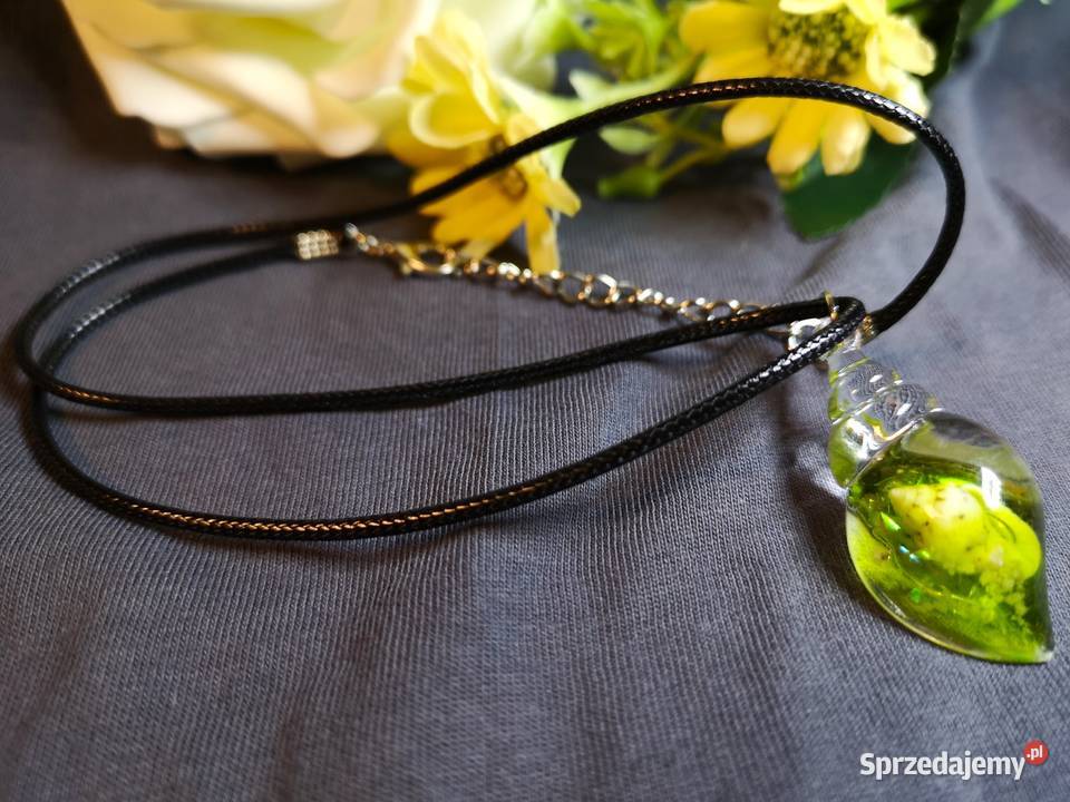 Naszyjnik z muszelką zatopioną w żywicy kolor sprzedam