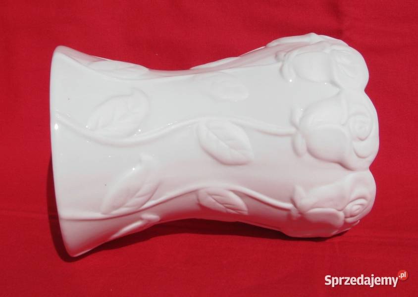 WYPUKŁE RÓŻE tworzące kształt wazonu porcelana