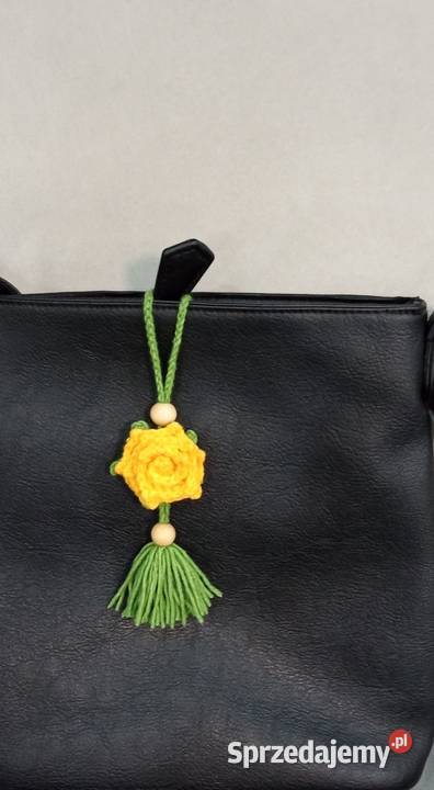 Róża wykonana na szydełku brelok do kluczy