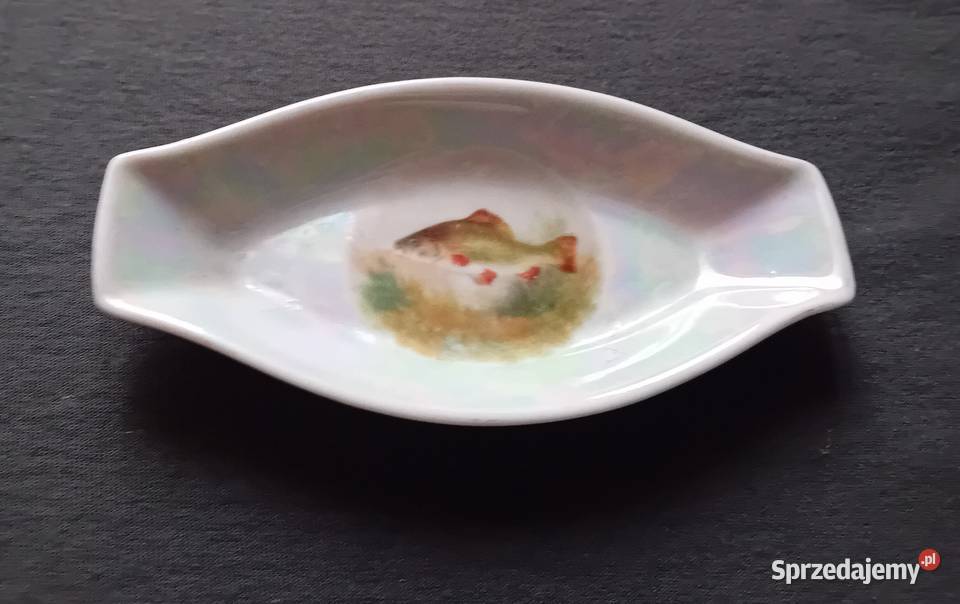 Mały iryzowany półmisek z rybą Ćmielów sygnatura Koźminek