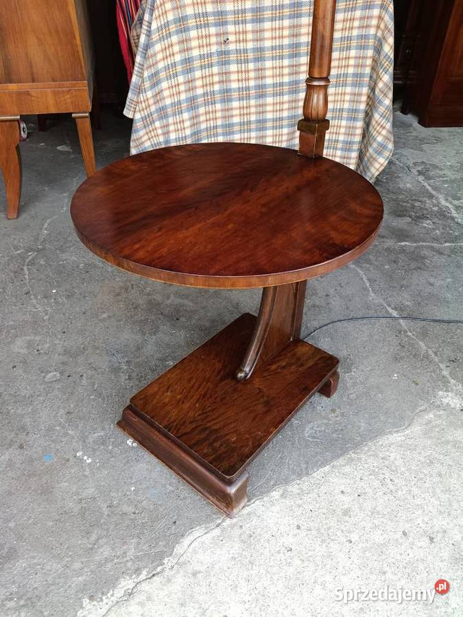 Lampa stojąca ze stolikiem bocznym w eleganckim Suchorzew