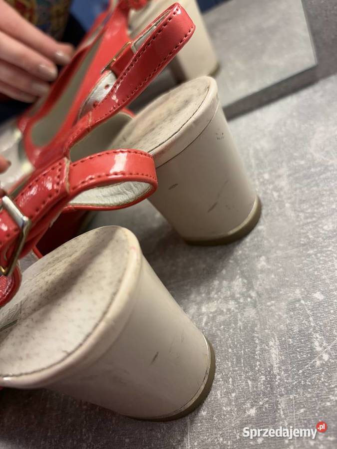 Buty na klocku z odkrytą piętą kremowe łososiowe inna Czółenka podkarpackie Jasło