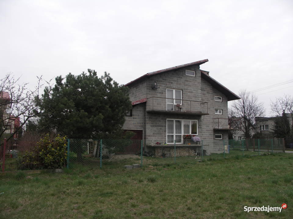 dom w Niepołomicach asfalt Domy małopolskie Niepołomice