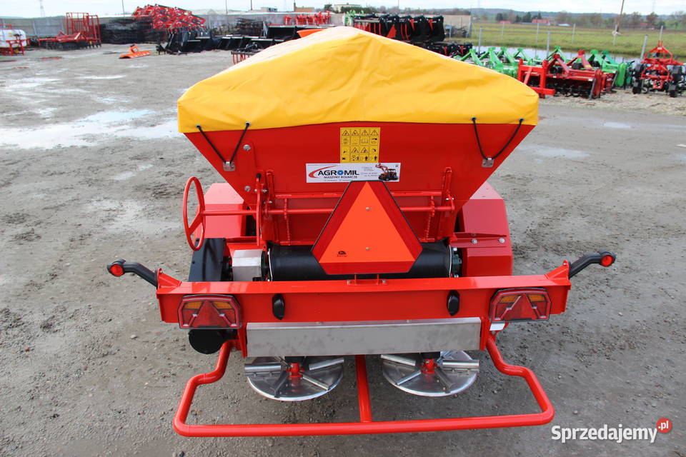 Rozsiewacz przyczepiany do wapna soli RCW 3 Rogóźno