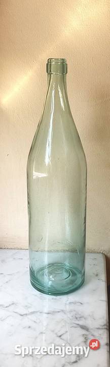 Stara przedwojenna butelka z szkła w odcieniu Warszawa