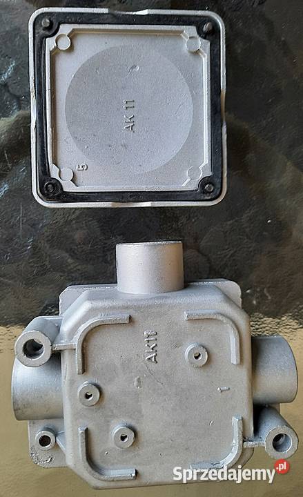 Rozetka rozgałęźnik aluminiowy puszka 8x8 3 x wielkopolskie