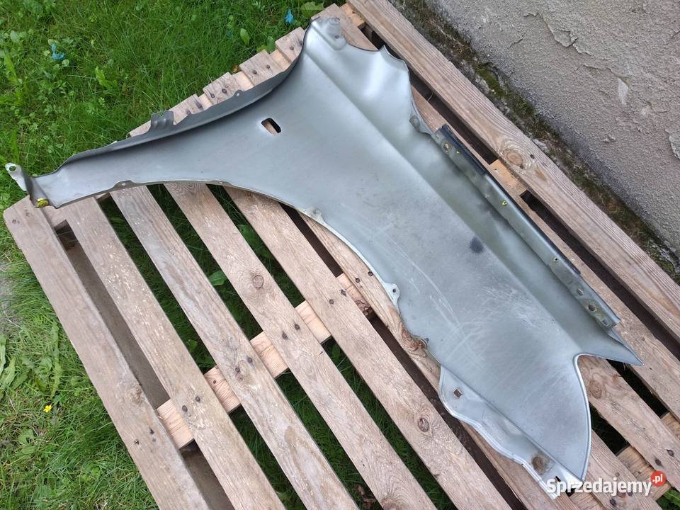 Toyota Avensis T25 przedlift błotnik lewy Sieradz