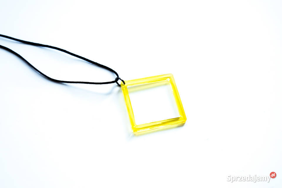 Żółty wisiorek kwadrat z żywicy epoksydowej na Warszawa