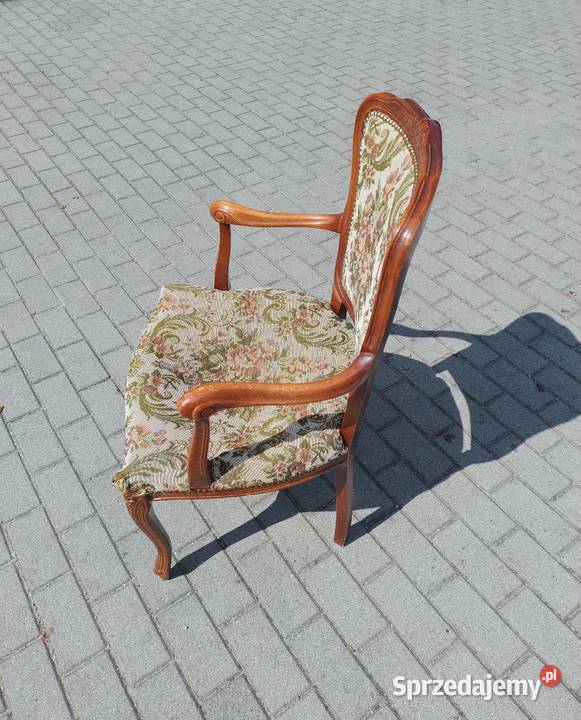 Stary stylowy ładnie zdobiony fotel w stylu Meble Gdynia