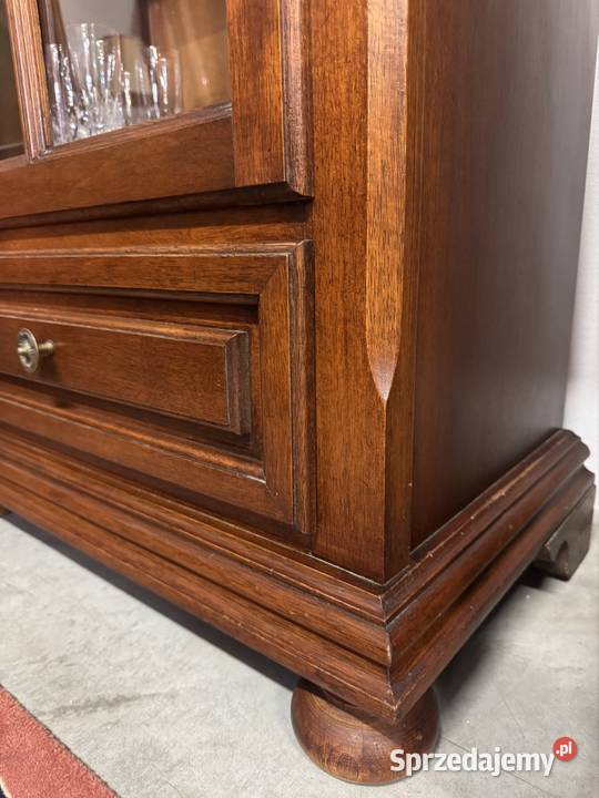 Wąska przeszklona witryna z drewnianymi półkami warmińsko-mazurskie