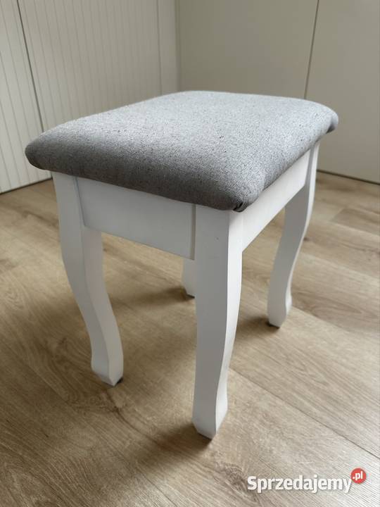 Toaletka z taborecikiem dziecka