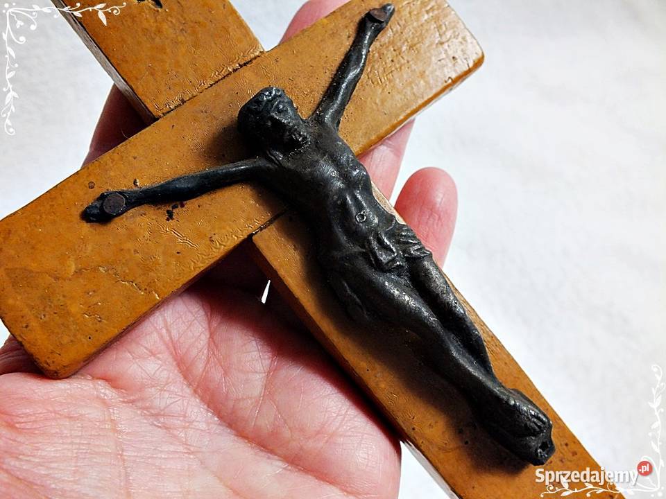 Stary Krzyż z ciemnego drewna do powieszenia Żary