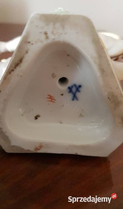 Figurka porcelanowa Putto z dewizką Miśnia Orneta