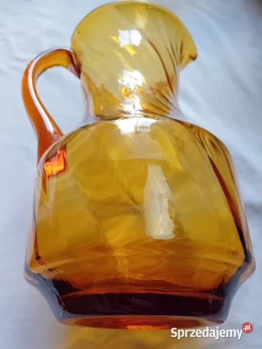 Miodowy dzbanek z wzorem spiralnego kanelowania Porcelana i szkło wielkopolskie Koźminek