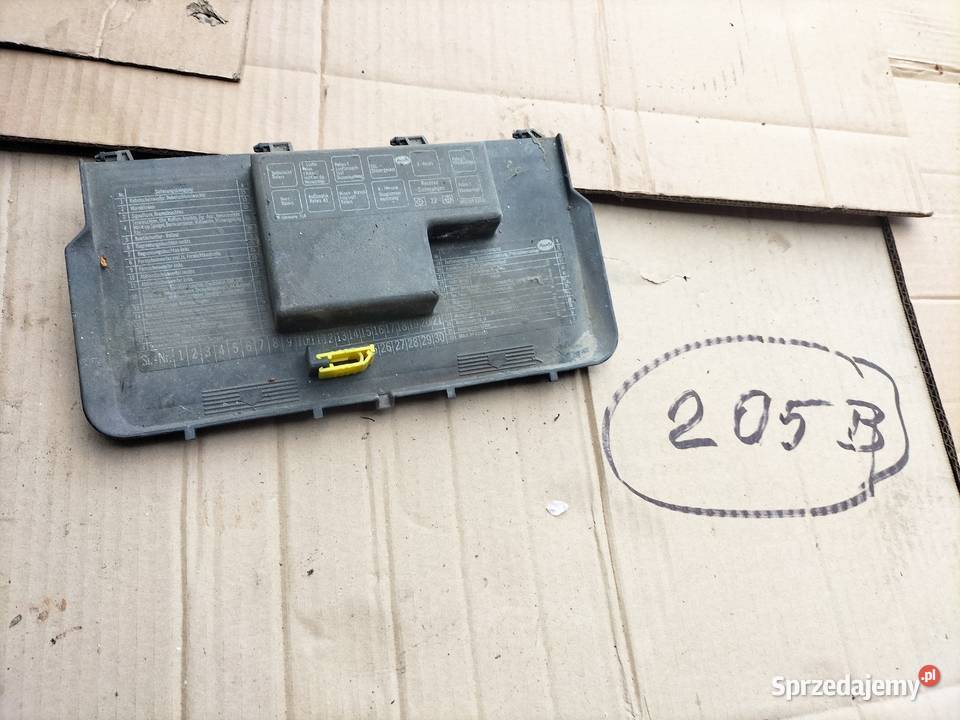 AUDI 80B3 893941801 OSŁONA UCHWYT SKRZYNKI Kamień-Kolonia