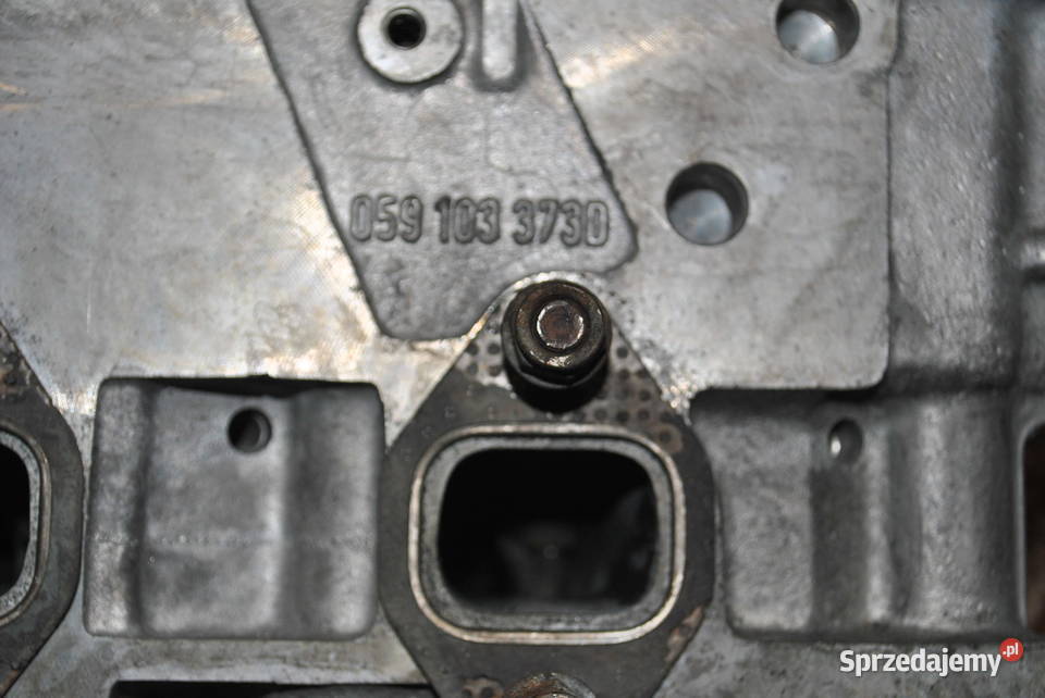 Głowica cylinfrów prawa AUDI A4B5 A6C5 A8D2 Głowice cylindrów Poręba