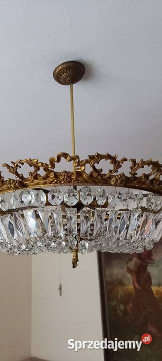 Ogromny kryształowy plafon w bogato zdobionej Skierniewice