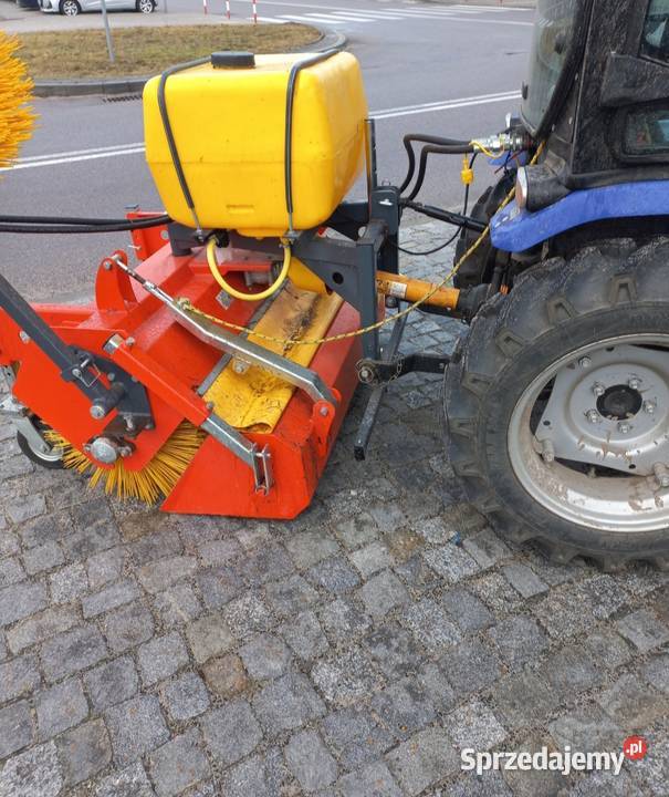Zamiatarka komunalna zamiatanie parkingow placy Puławy