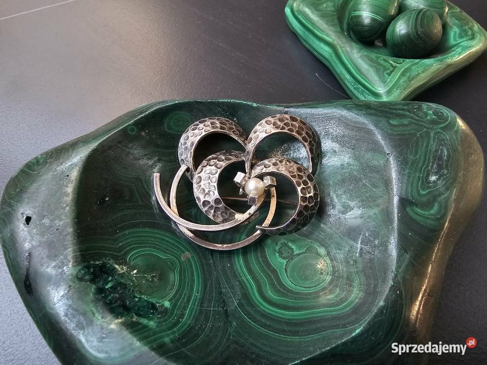 Piękna broszka z perłą