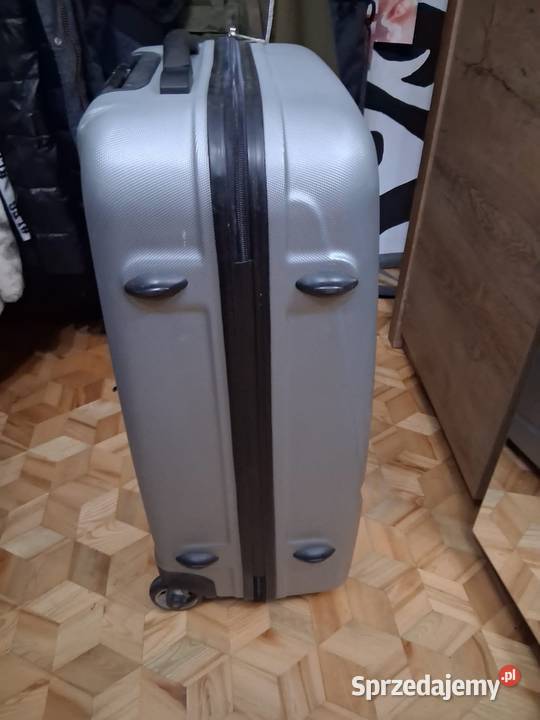 Duża walizka turystyczna
