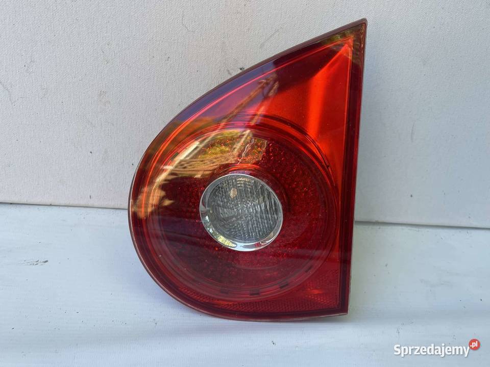 VW GOLF 5 PRAWA LAMPA W KLAPĘ Lampy tylne Ostroróg