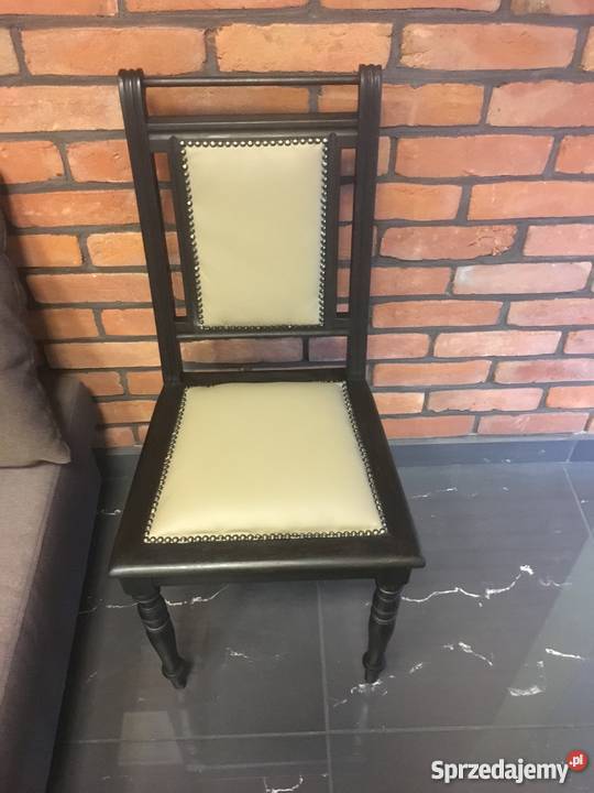 Stare bukowe krzesło po renowacji