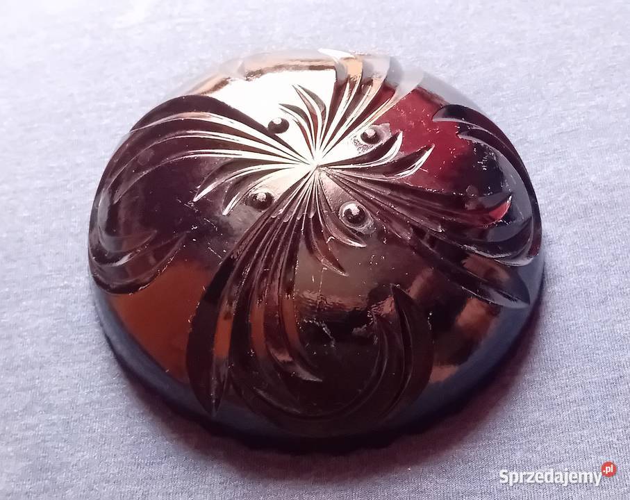 Dolna część hialitowej bomboniery produkcji huty Koźminek