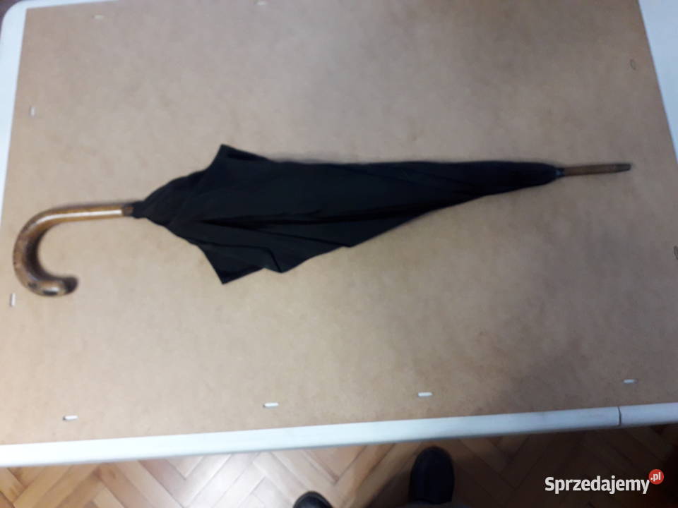 Parasol czarny z jasną drewnianą rączką